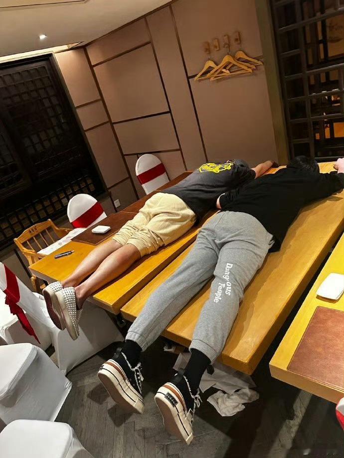 #薛之谦朱桢喝趴了#薛之谦朱桢喝趴了[羞嗒嗒][羞嗒嗒]俩位也是够抽象的！直接瘫