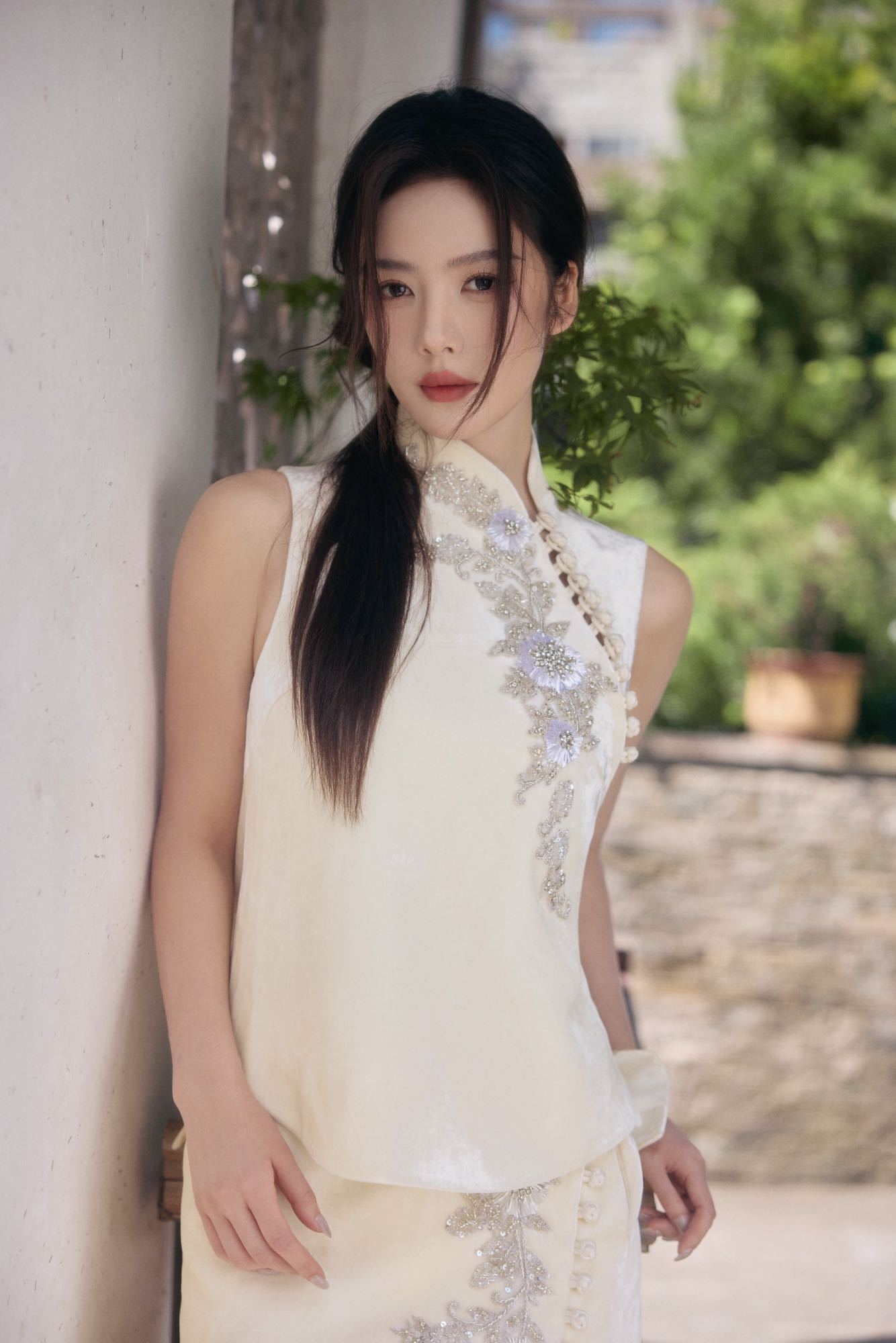 让蔡文静穿绣珠旗袍的人是个天才让蔡文静穿绣珠旗袍的人也太会了！无袖款露肩颈、珠子