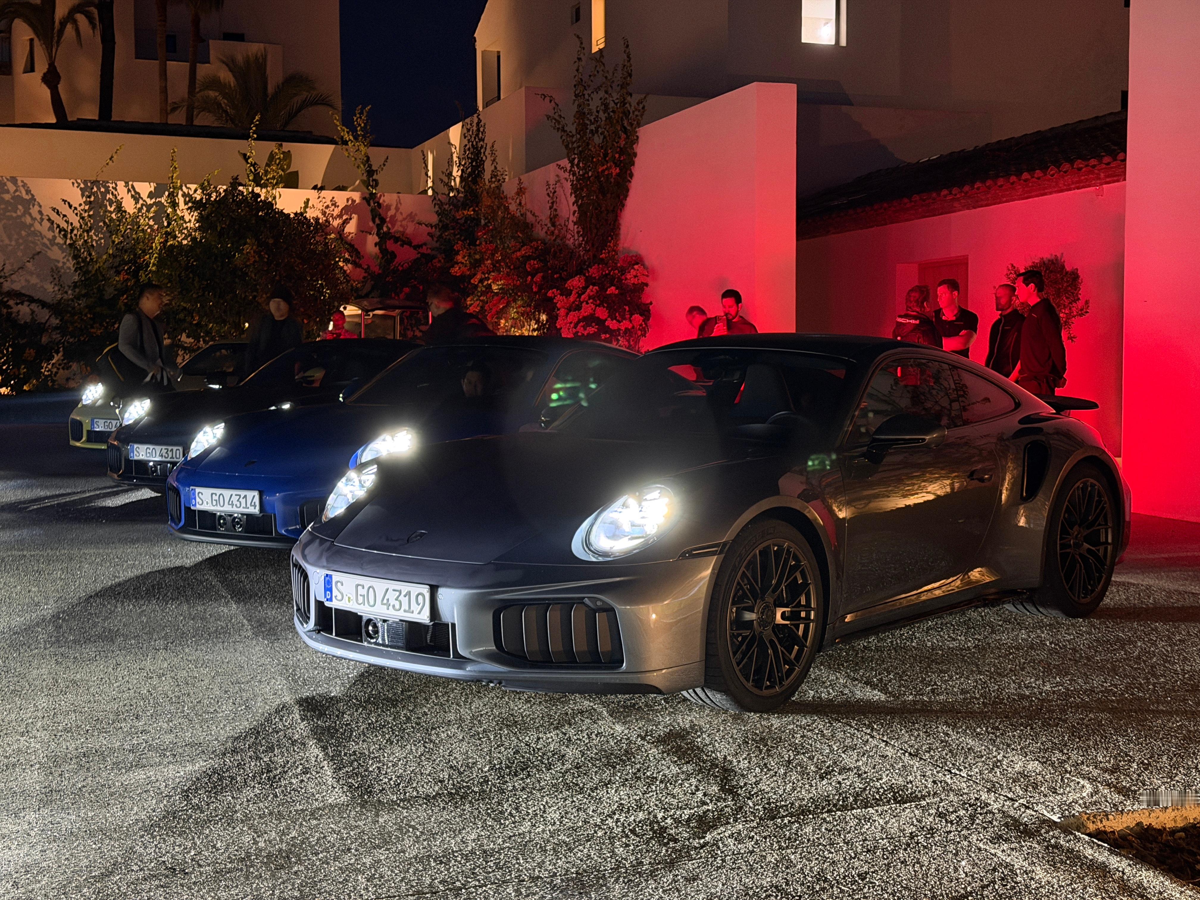 没时间P图，直接出发了。今天会赛道和公路试驾最新的911 Turbo S硬顶，并