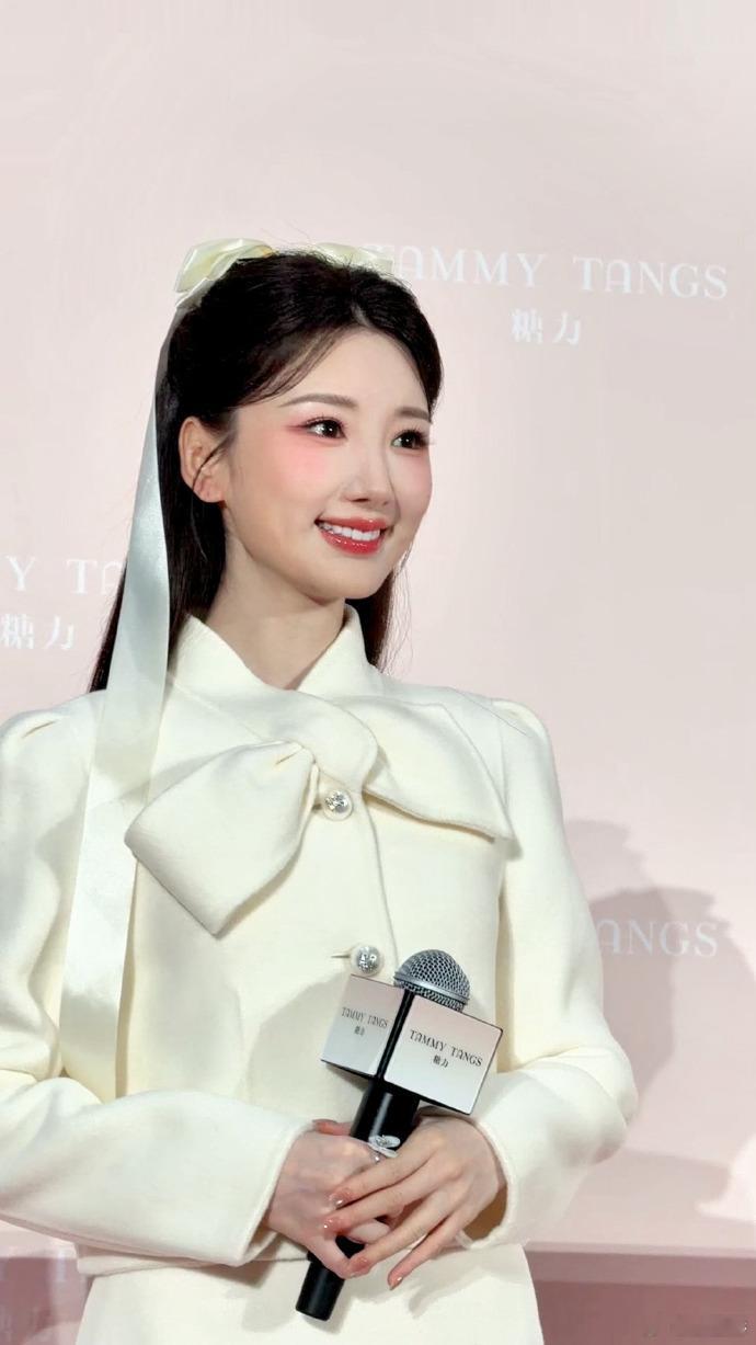 毛晓彤豪门千金感毛晓彤蝴蝶结发带 毛晓彤蝴蝶结发带搭配了纯白色的套装，真的是好美
