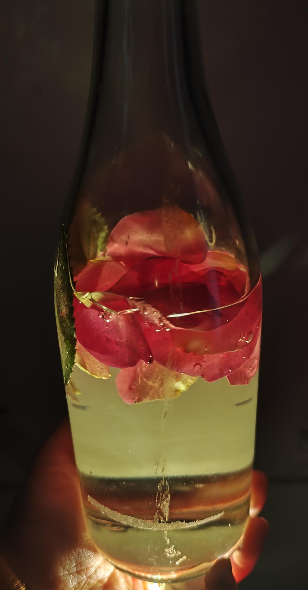 玫瑰花瓣浸泡的香薰水，浪漫又舒缓的氛围。