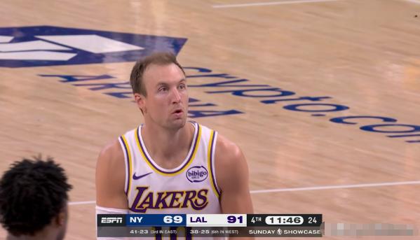 湖人神射手肯纳德的调整能力真是太出色了！在今天湖人主场以110：97战胜尼克斯的