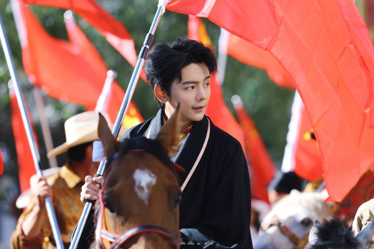 丁真聊五年前爆火，说有时也觉得不如不火，但也庆幸能走出理塘见到世界，感谢大家五年