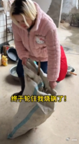 当老外在中国过年 春节的街头，一个老外拿着相机到处拍照。他看到舞龙舞狮的队伍，兴