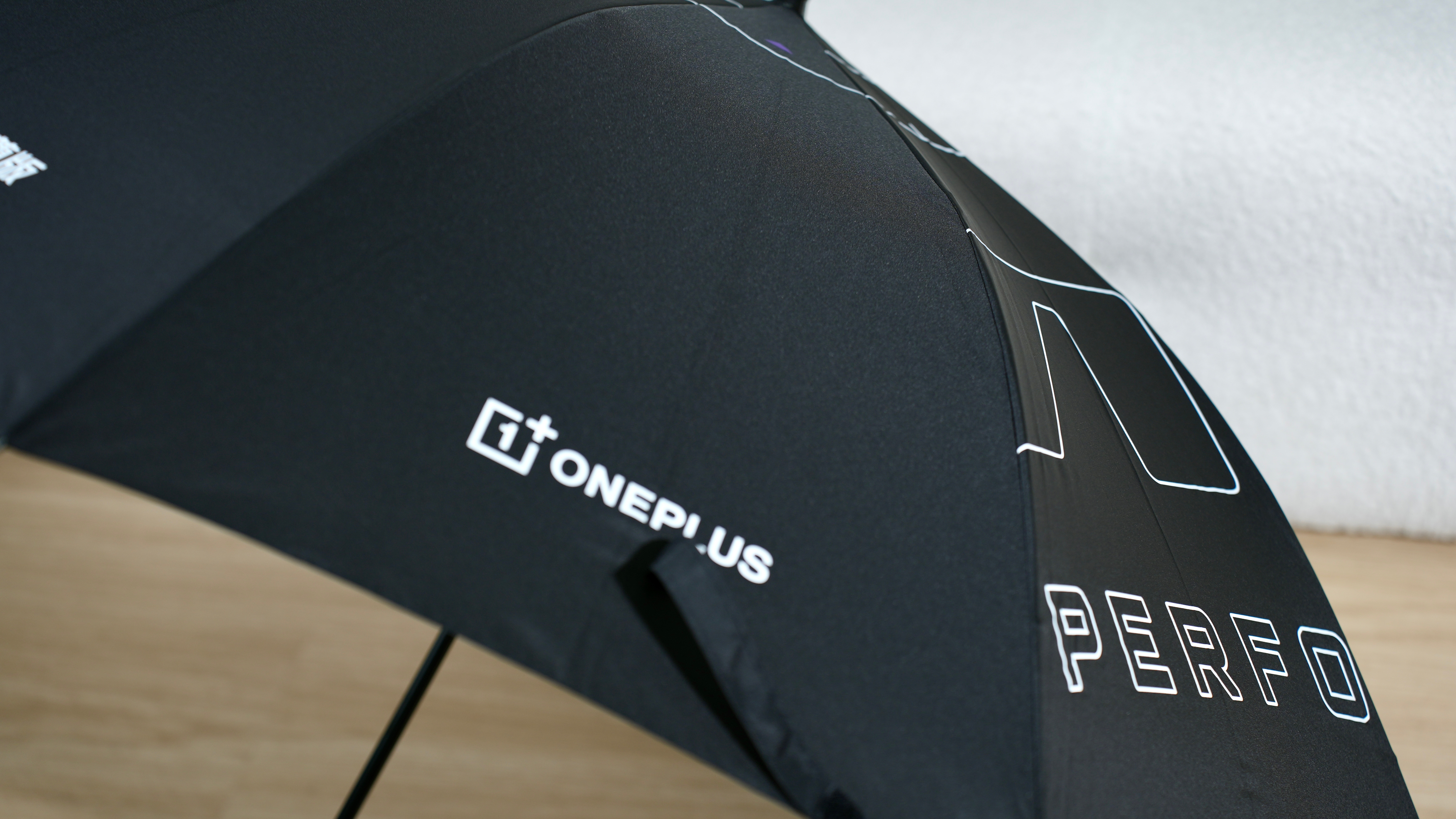 收到了一加 Ace 6 至尊版发布会邀请函「枪型手柄的雨伞」可以看得出这次在哪个