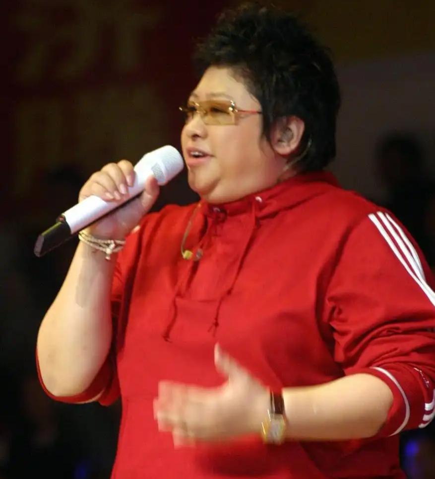韩红深圳演唱会的片段最近在网上刷疯了。

韩红说，她不爱累赘花哨的打扮，以后开演