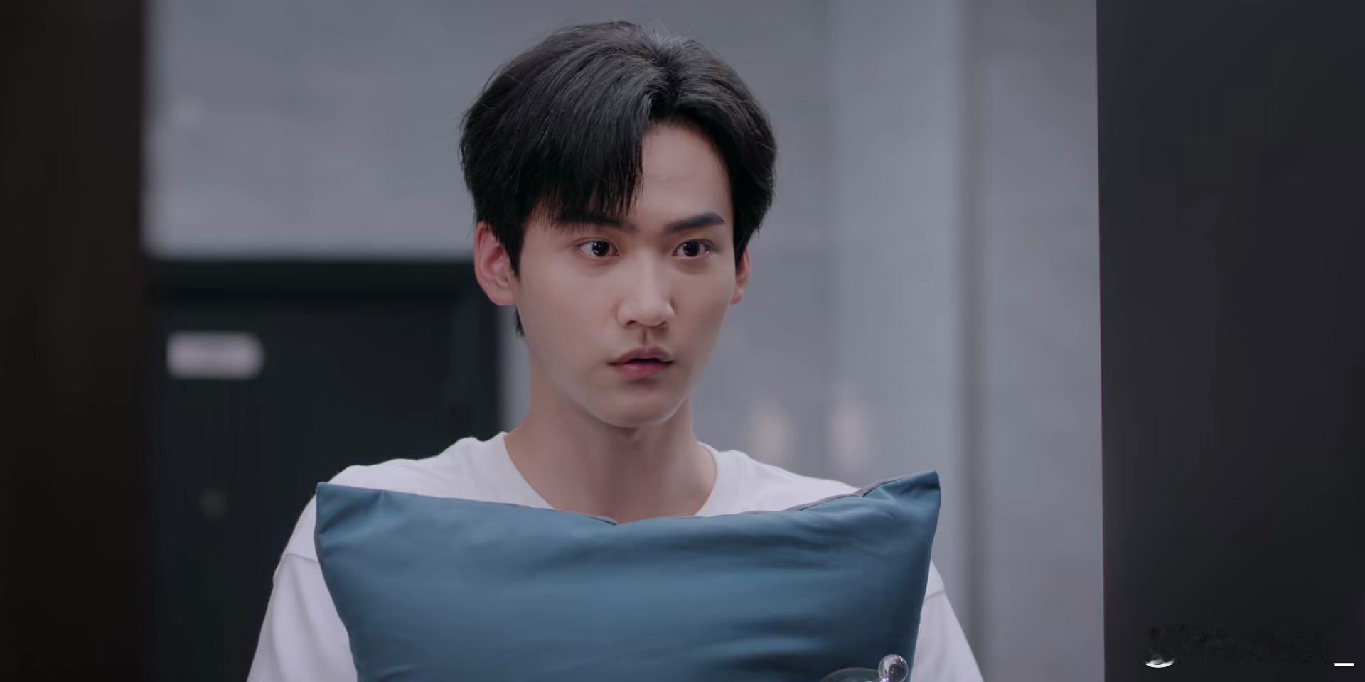 李雾这么野多亏周柯宇带的好谁看李雾那占有欲爆棚的样不迷糊？抱被子借宿、护着姐姐、