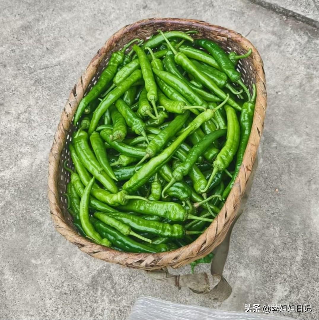 现在，我不能吃太辣的食物和饭菜了。以前，我吃得特别辣，是一个无辣不欢的人。
人老