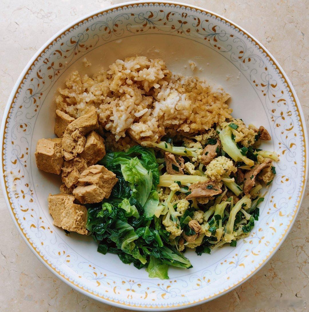 #这个问题吃什么# 昨天做韭菜饼剩下一点馅料，今儿加在肉片菜花里，提色又提味增香