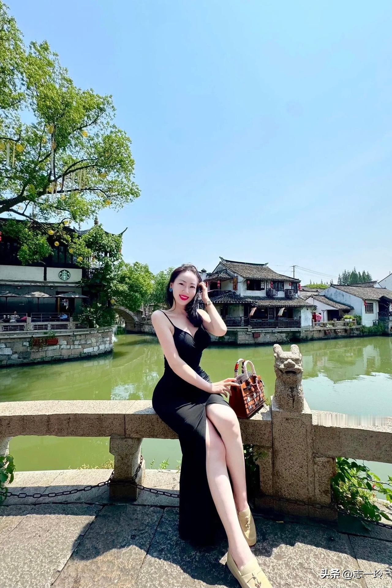 古镇风韵，黑裙佳人倚栏杆，静享古韵时光。