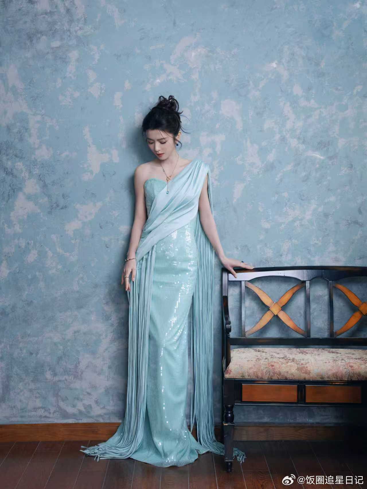 李云霄月光女神 李云霄一席湖蓝色流苏长裙参加微博之夜，好美的月光女神 