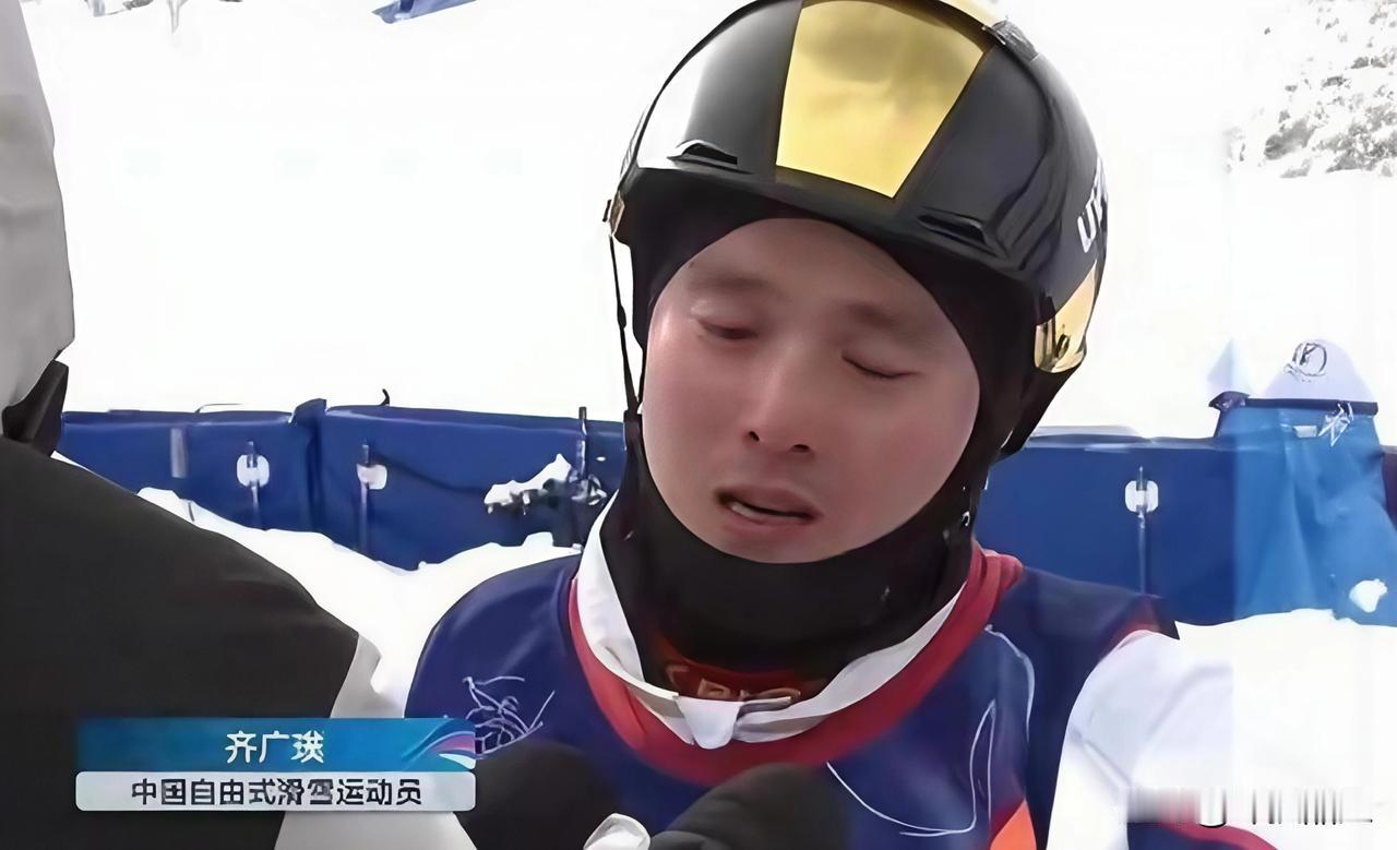 为齐广璞点赞，稳定军心的老将！
昨晚自由式滑雪男子空中技巧决赛第一轮第一跳，老将