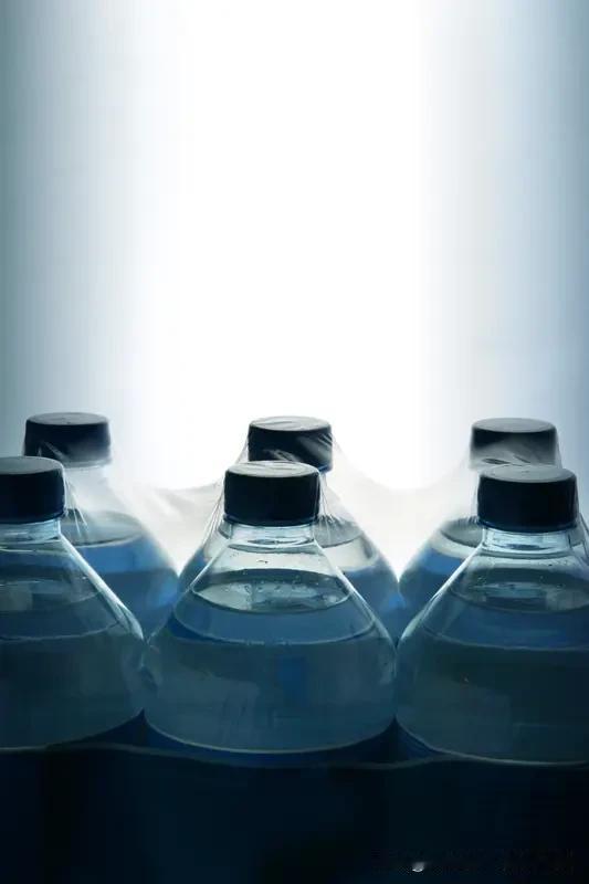 你花2块买瓶水，厂家只赚3毛，大部分钱去哪了？

一瓶550ml的纯净水，出厂成