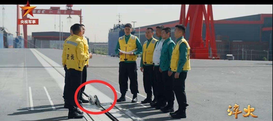 中国海军福建号航母弹射器拖梭特写，舰载机前起架上的牵引杆，就是挂在这个上面。中国