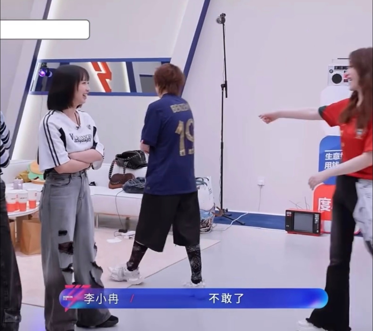 王濛小学生式告状 王濛在《乘风2026》里告状也太逗了！和李小冉讨论舞蹈动作跟拌