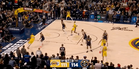 斯玛特，连续三分球，没把握住。 