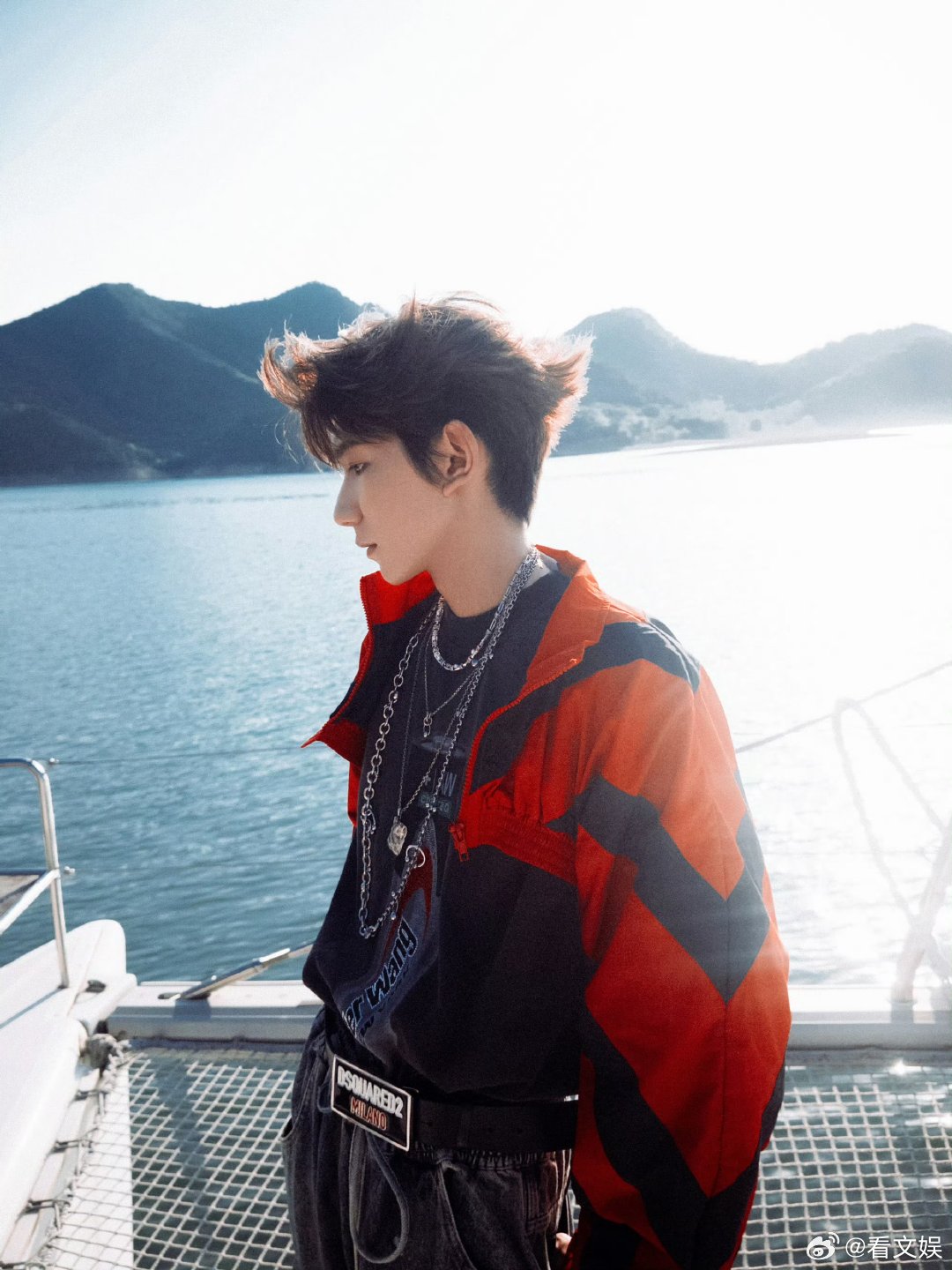 王源春天分享一组专辑花絮图王源3月的最后一天 王源3月的最后一天，分享一组专辑花