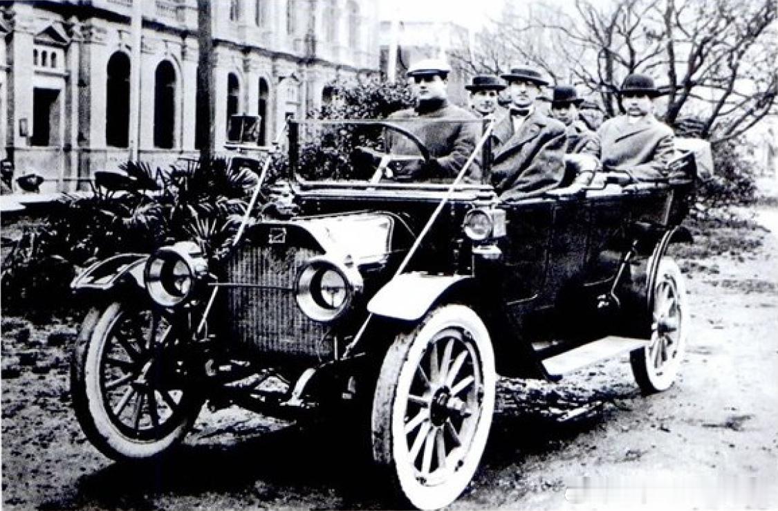 1909年11月孙中山自英国抵达美国纽约后与友人在汽车上留影历史影像