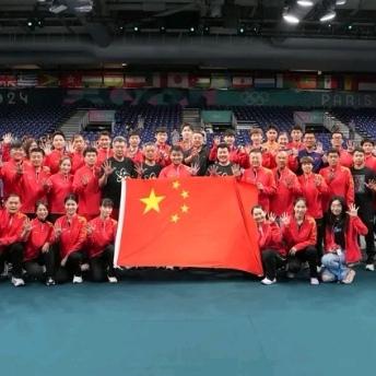 国乒能长期保持强势，离不开十分可贵的团队精神。
 
赛场上队员们互相鼓劲，哪怕不
