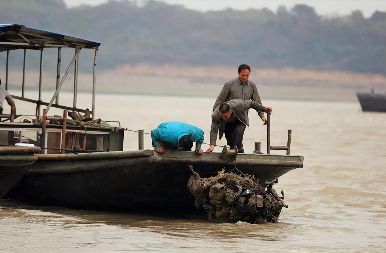 2013年，安徽一渔民正在长江捕鱼。住在长江一带的人都以打渔为生，老马就是那一带
