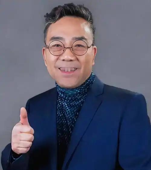 粉丝问杨议，何庆魁过生日你怎么没去，他笑着说，那个时候我太忙了。

何庆魁的儿子