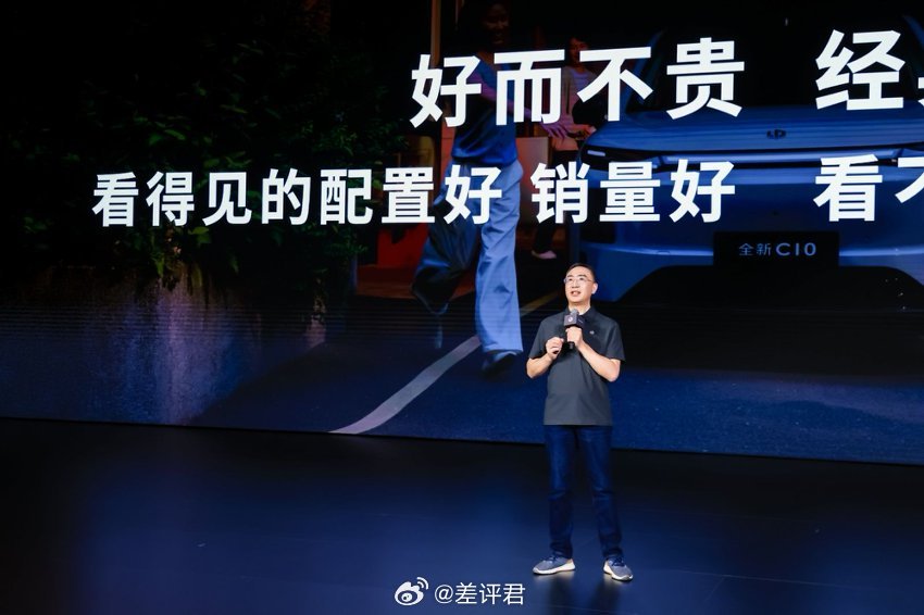 #差评说车# 千万不要和零跑比配置。今晚，新势力 15 万级 SUV 销量榜绝对