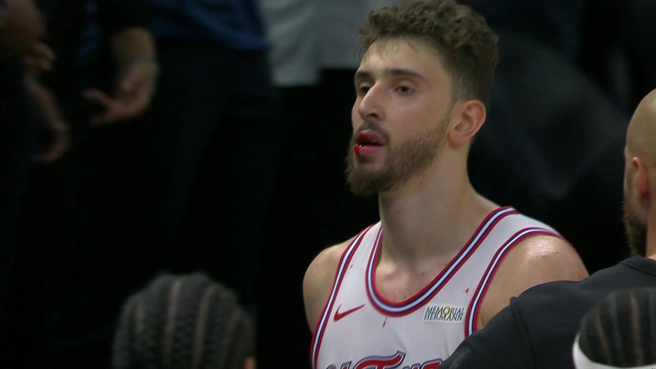 今天火箭没比赛，我和朋友一起复盘了昨天的加时赛。
现在还有点不敢相信，火箭怎么就