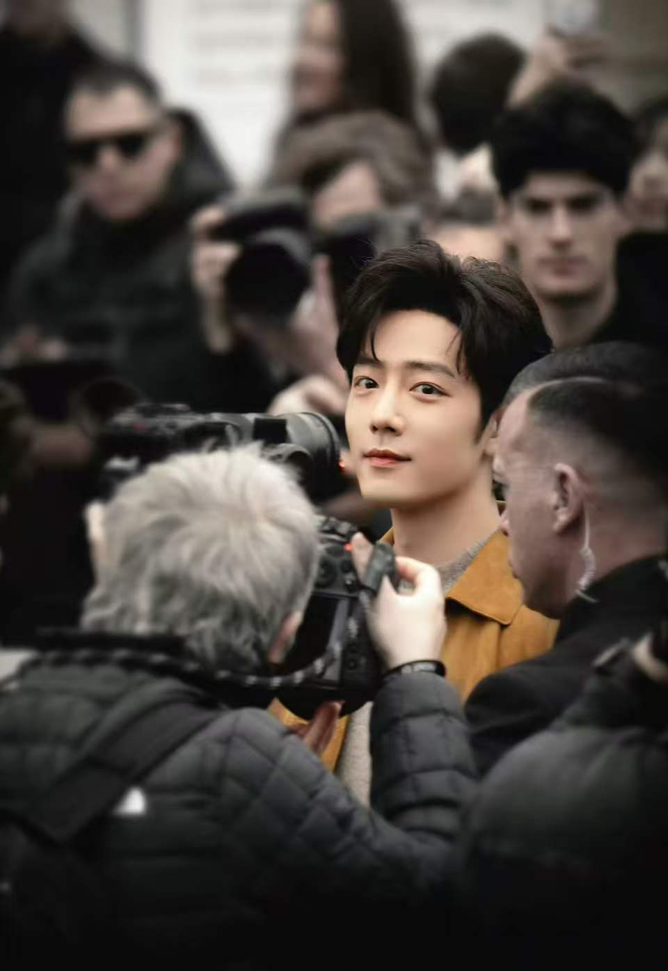 肖战米兰看秀出神图了肖战神图上新了 人群中最闪耀的东方巨星！ 肖战