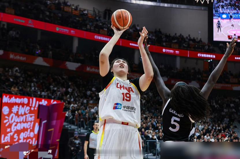 2米27的巨塔，被裁判“三秒”吹停。
第三节，张子宇继续碾压内线。但对手换上小