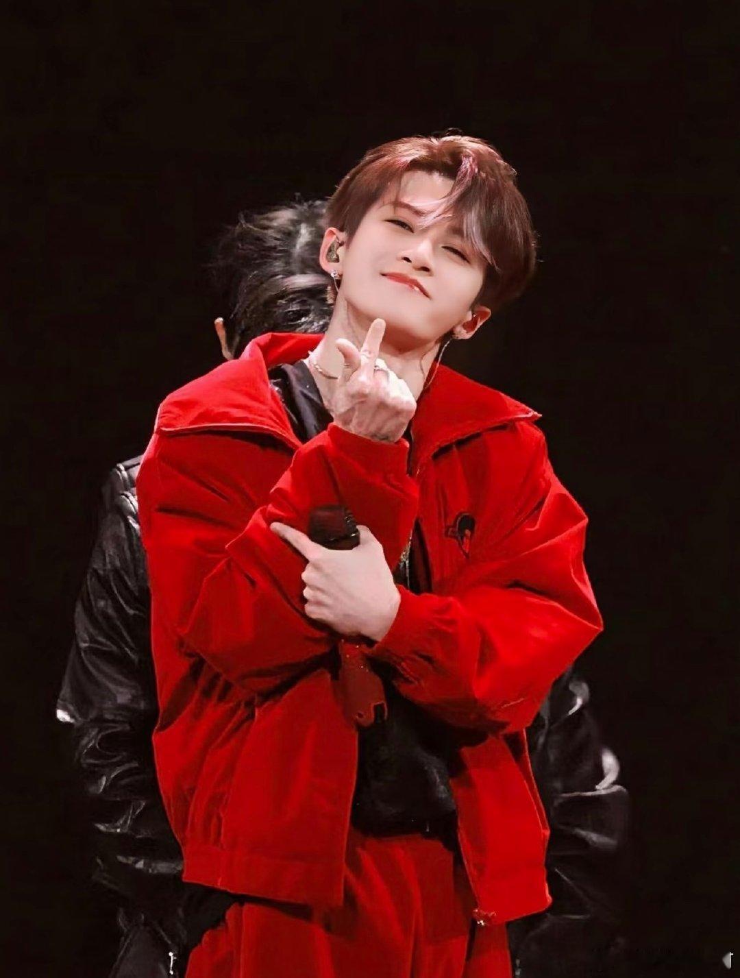 檀健次给危晋宇冠军夜加油声鸣远扬 舞台之上，危晋宇用《蒙娜丽莎》实力晋级三强，坦