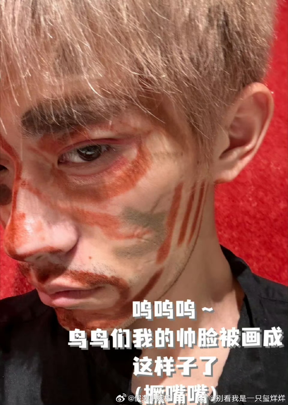 易烊千玺在个人网站突袭发布素颜自拍，脸上点缀彩色涂鸦，嘴角晕染的随意效果被调侃"