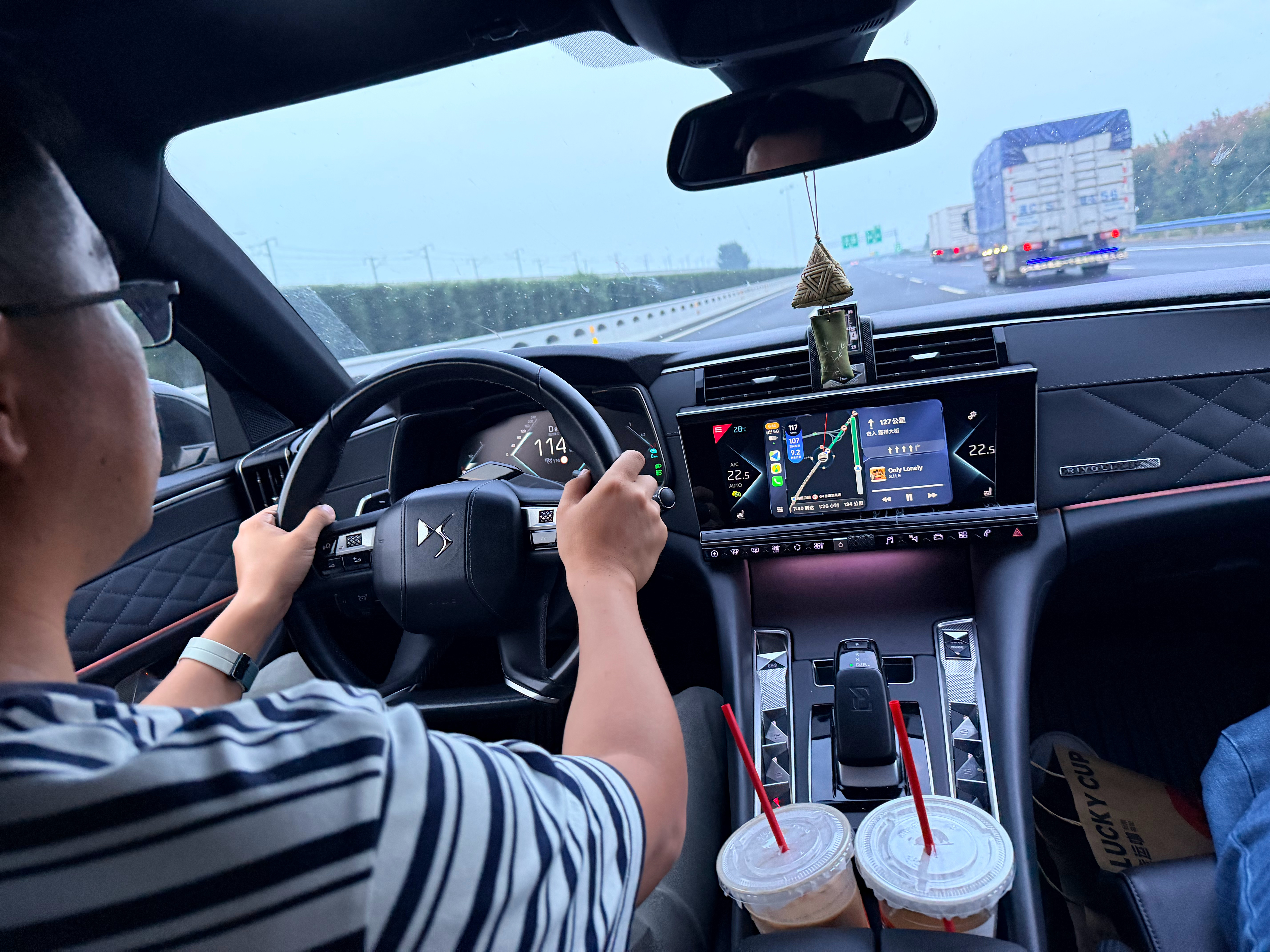 今晚能不能进京？这车油耗真好，1.8吨车，均速115kph，就6L，我都想一路向