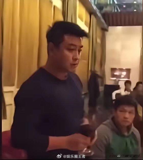 王皓退役，樊振东一脸舍不得，当时17岁已经是世界冠军了，未成年就能跟刘主席，教练