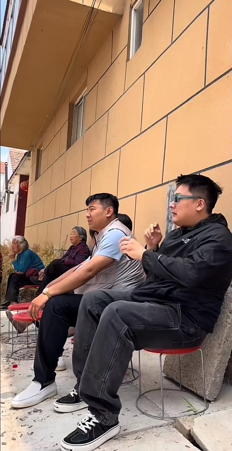 北京赵天霸和保定杜月笙两位，听闻好大哥北京三叔的父亲不幸离世，俩人二话不说，立刻