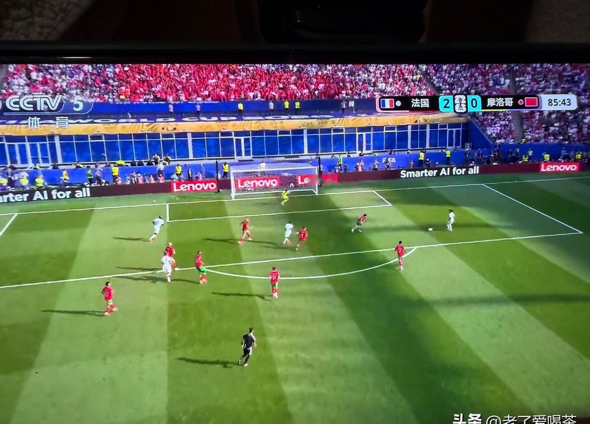 法国2比0赢了摩洛哥。
姆巴佩上半场罚丢了一个点球。
我看回放，他助跑的时候节奏