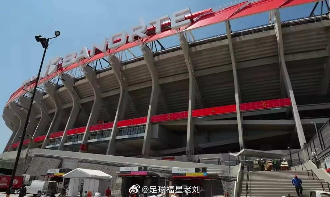 墨西哥vs葡萄牙墨西哥对阵葡萄牙友谊赛赛前，一名球迷翻越看台坠亡。据《奥莱报》报