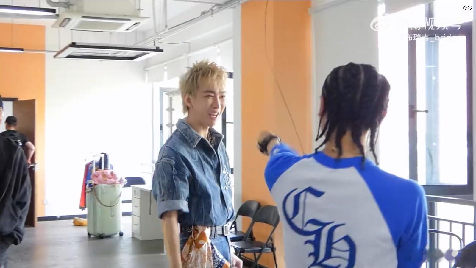 布瑞吉新说唱等太久 Tizzy 一见到布瑞吉，话就停不下来。周围再热闹，好像也只