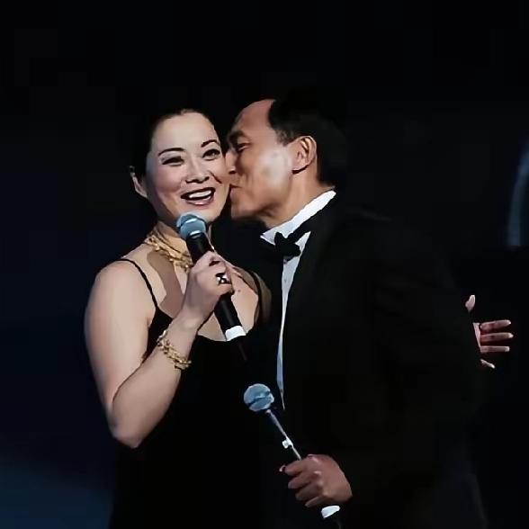 两人结婚那么多年，在媒体和聚焦灯前基本不同框，很多人都不知道他俩是夫妻。

他俩