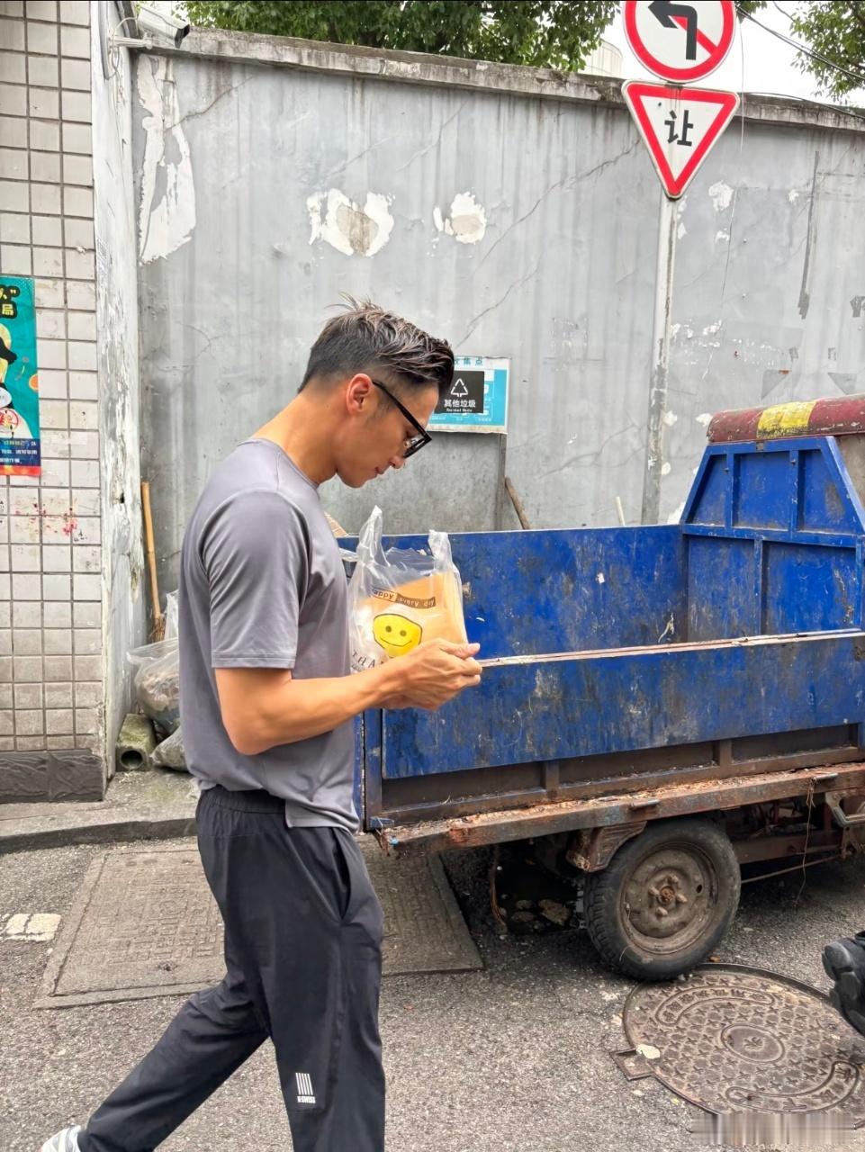 偶遇谢霆锋买葱油粑粑长沙老街偶遇谢霆锋觅食日常，入手刚出炉的葱油粑粑烟火气满满！
