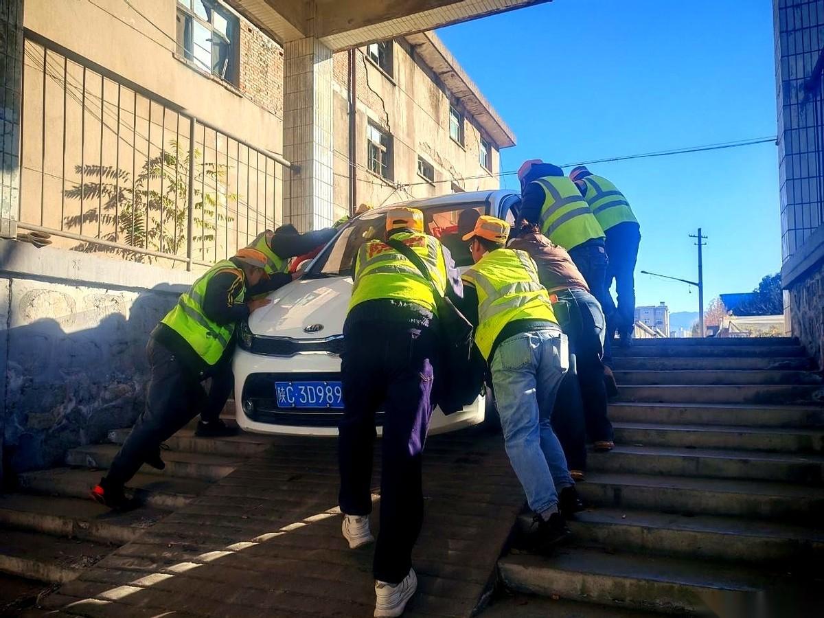 我有时候真挺佩服有些司机的，那车开的，就跟闭着眼睛凭感觉走似的。
铁路那个地下涵