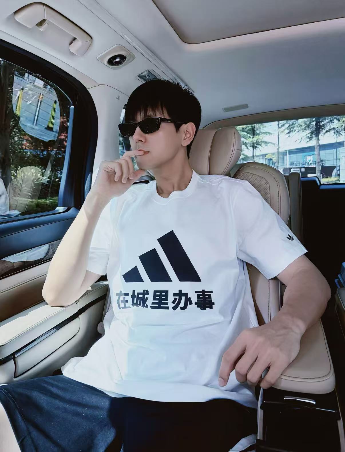 不用羡慕，毕竟不是谁都能靠热爱拿到世界级赛事的专属入场资格李现被聘为世界杯开球嘉