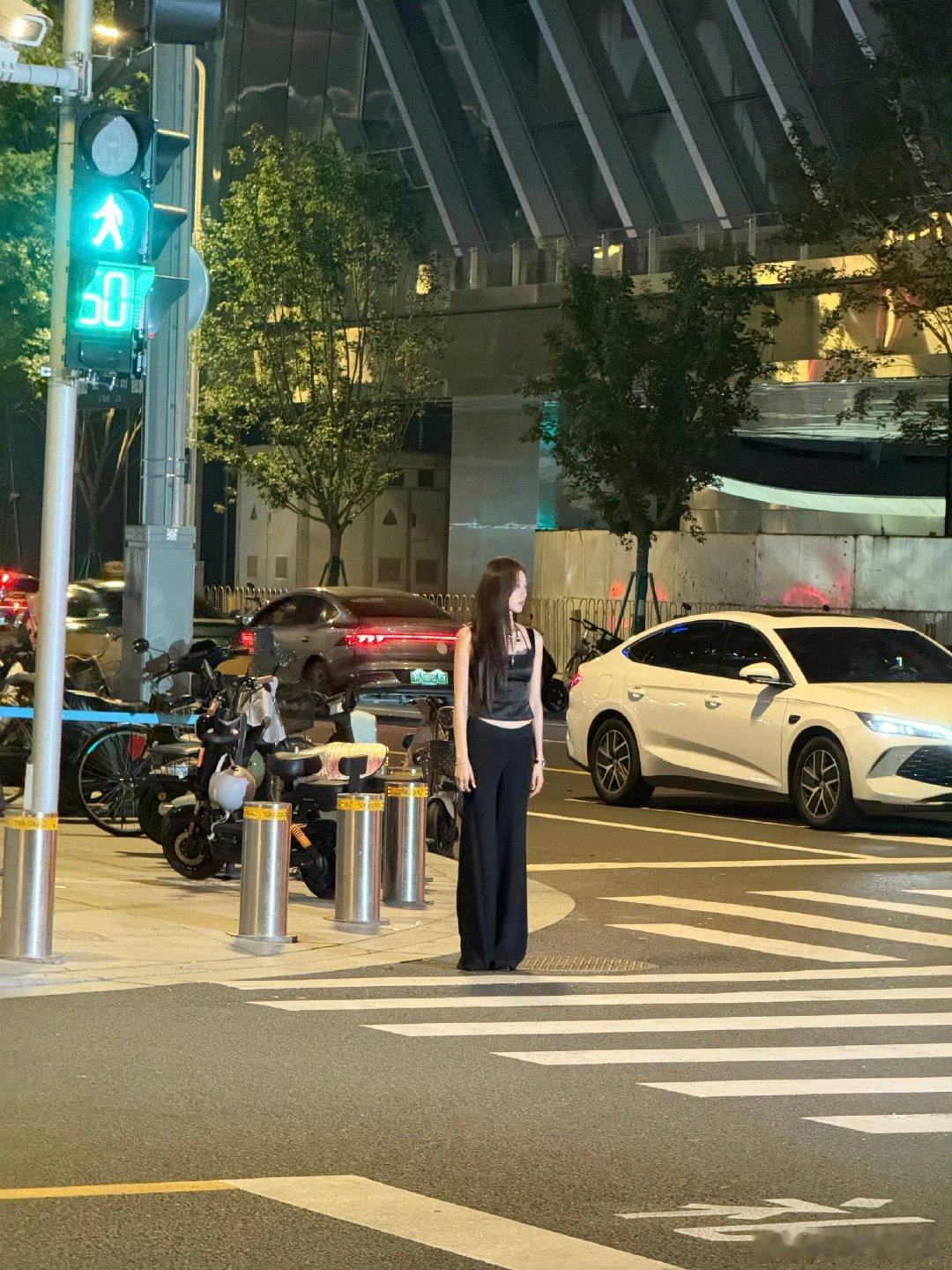 路人拍的孙千路人拍的孙千腿长 妈呀 ​这个腿长身材太惊人了 ​​​