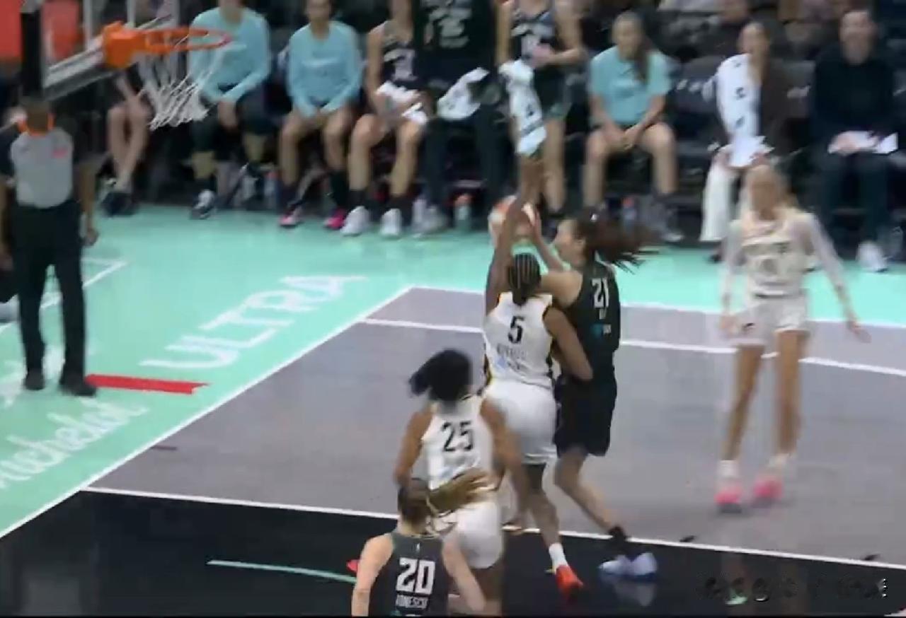 WNBA常规赛实时战况，韩旭替补5分钟贡献2分，自由人主场领先狂热4分进入中场休