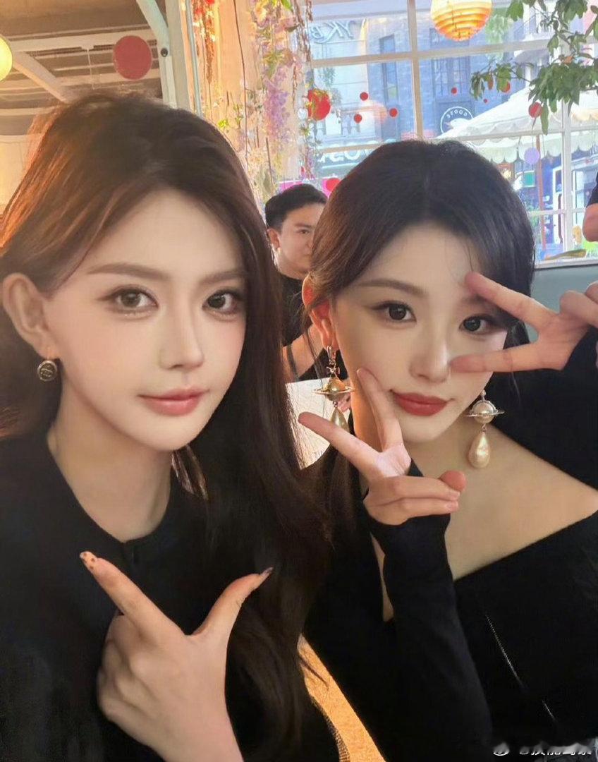 孔雪儿确实是比韩安冉漂亮，但是感觉动过整容的就是不一样，两个人看起来就是有相似点