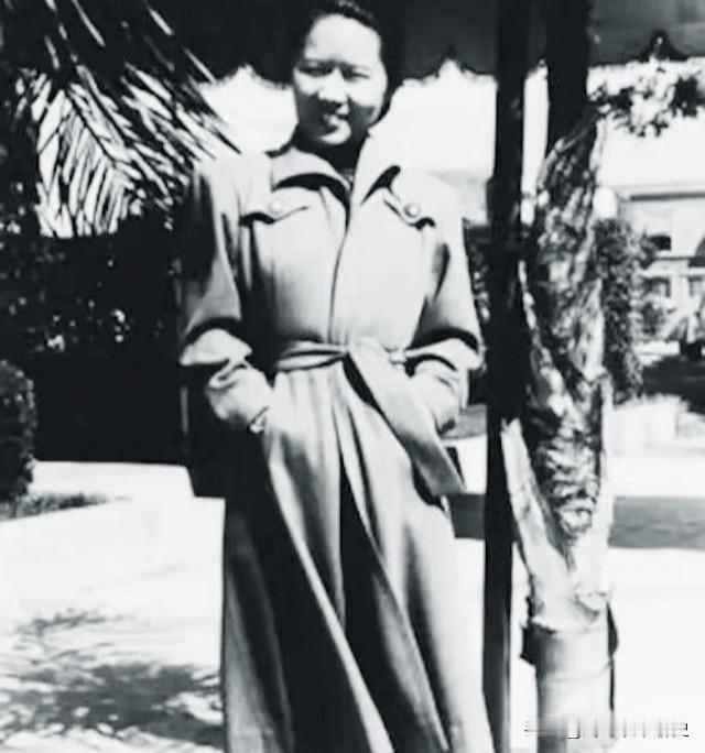 九十五岁的丈夫捧着骨灰回到江南小镇，只说了一句：“她要回家。”

墓碑上没有头衔