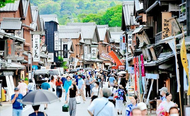 日本人现在吃定中国人了。
不管日元涨多少，不管日本政府怎么挑衅，照样有一大群人往