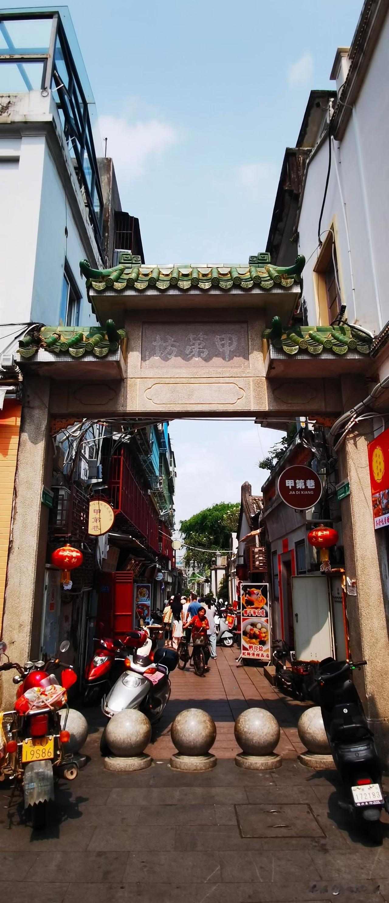 【小对联】
上：王府；
下：……？