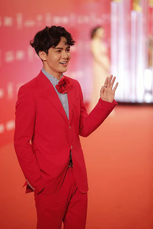 白鹿和曾舜晞，你更看好谁？ ?白鹿和曾舜晞，一个是1994年出生的新生代小花，一