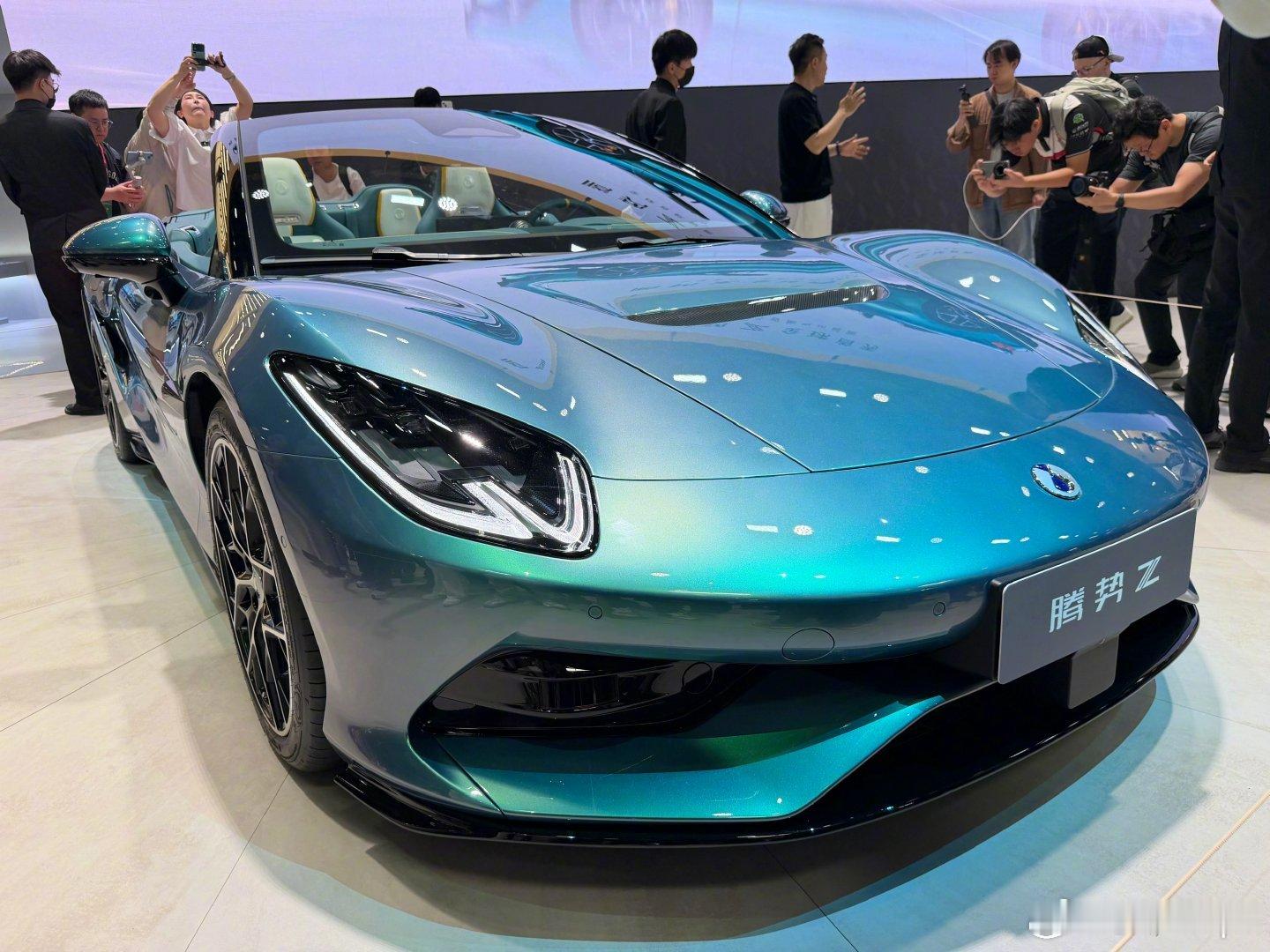 2026北京车展电动超跑腾势Z非常强一千Ｐ+的马力，小于2 秒就破百的敞篷纯电跑
