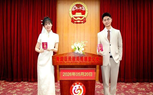 清华两位顶尖博士喜结连理，可他们毕业后的去向却让众人直呼"看不懂"。王曦婷与蒋金